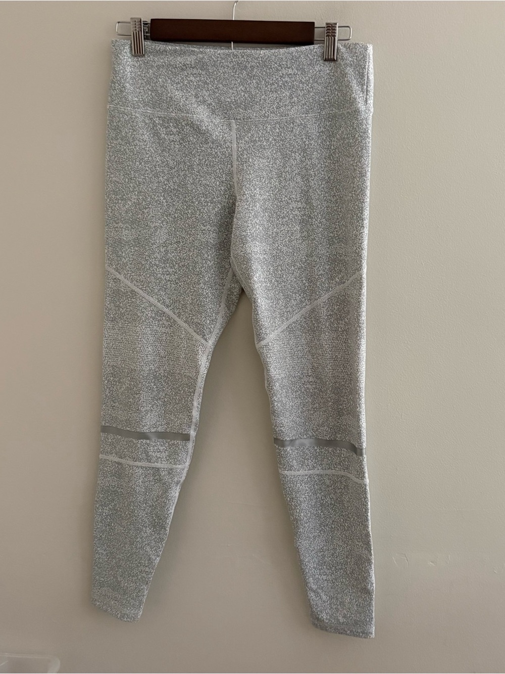 NWOT Lilybod Women’s Large Leggings Silver White Ankle Gym Yoga Workout N7
